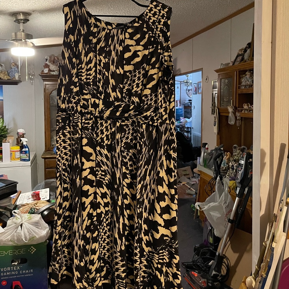 Selling a black and tan dress it blew low the knee